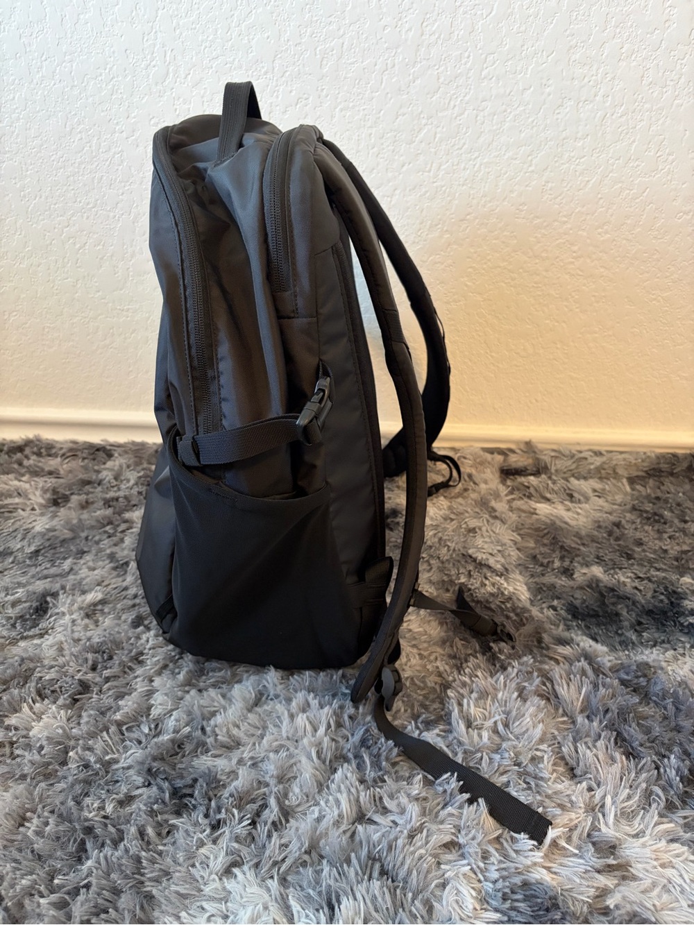 Patagonia Refugio Daypack 26L Black Backpack 2024 Laptop Bag Hiking STY47913 - Picture 2 of 11